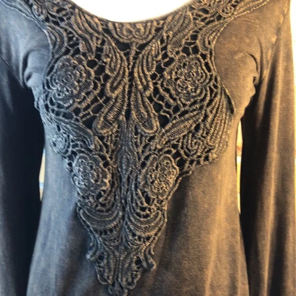 Lace Bell sleeve embroidered top - Picture 2 of 6